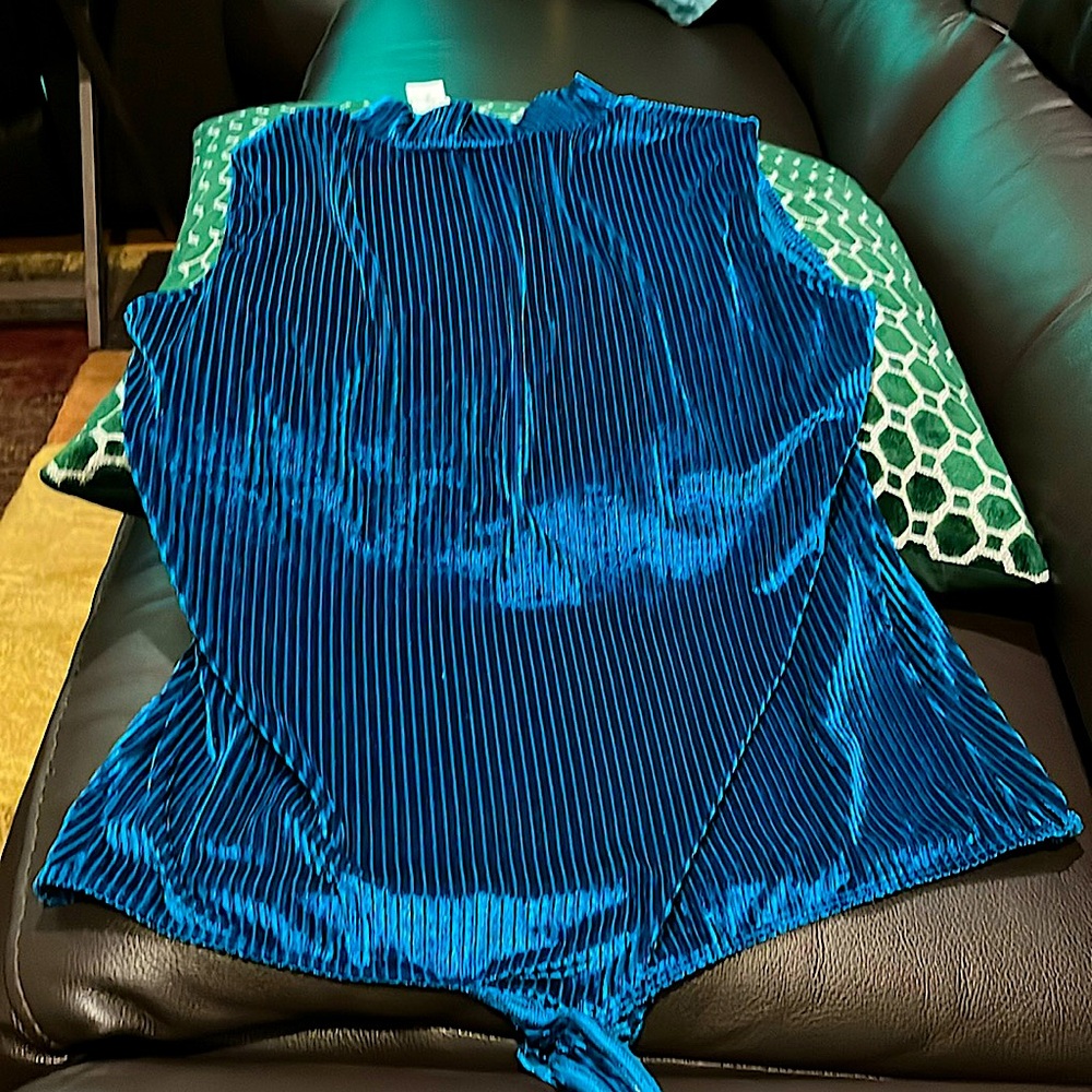 NWT, body blouse.